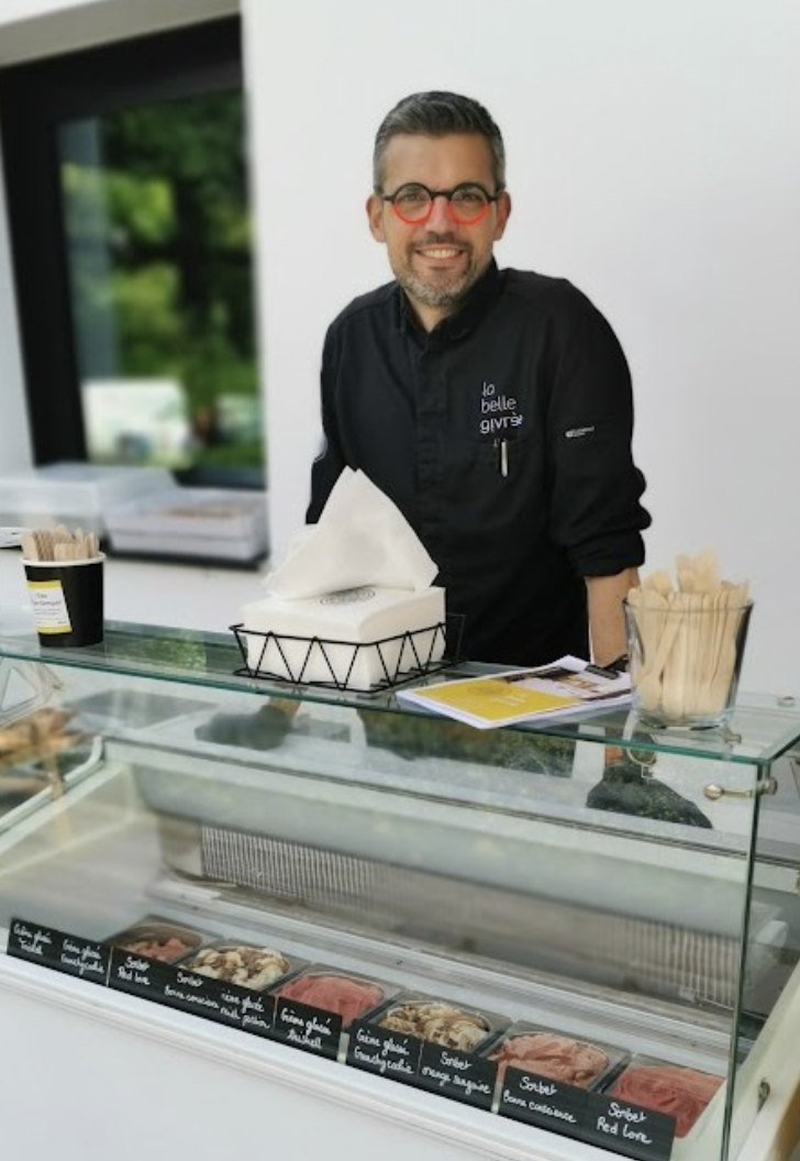 Arnaud Guillou, chef glacier, derrière sa vitrine de glaces