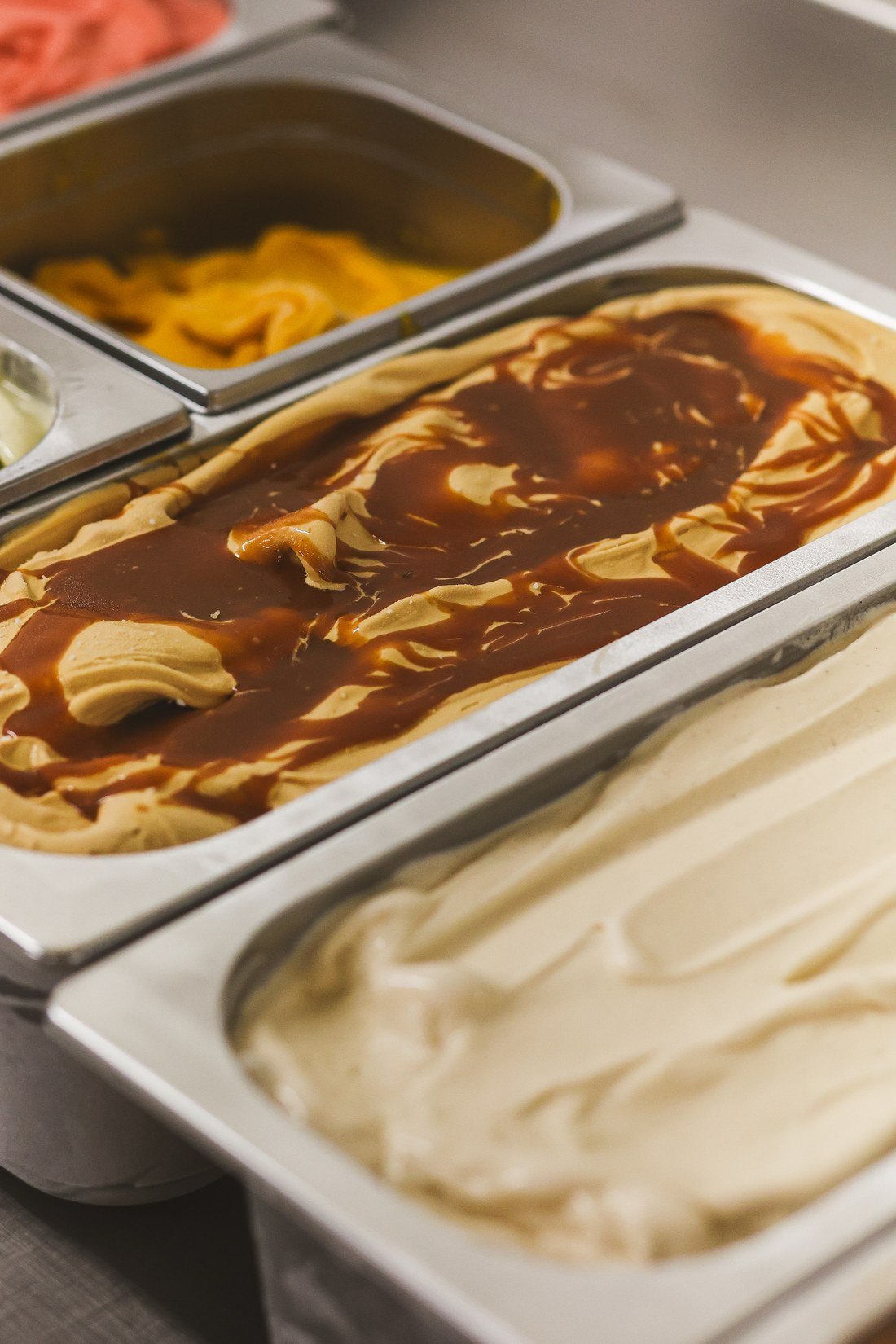Bacs de crèmes glacées au caramel et à la vanille, sorbets mangue et fraise