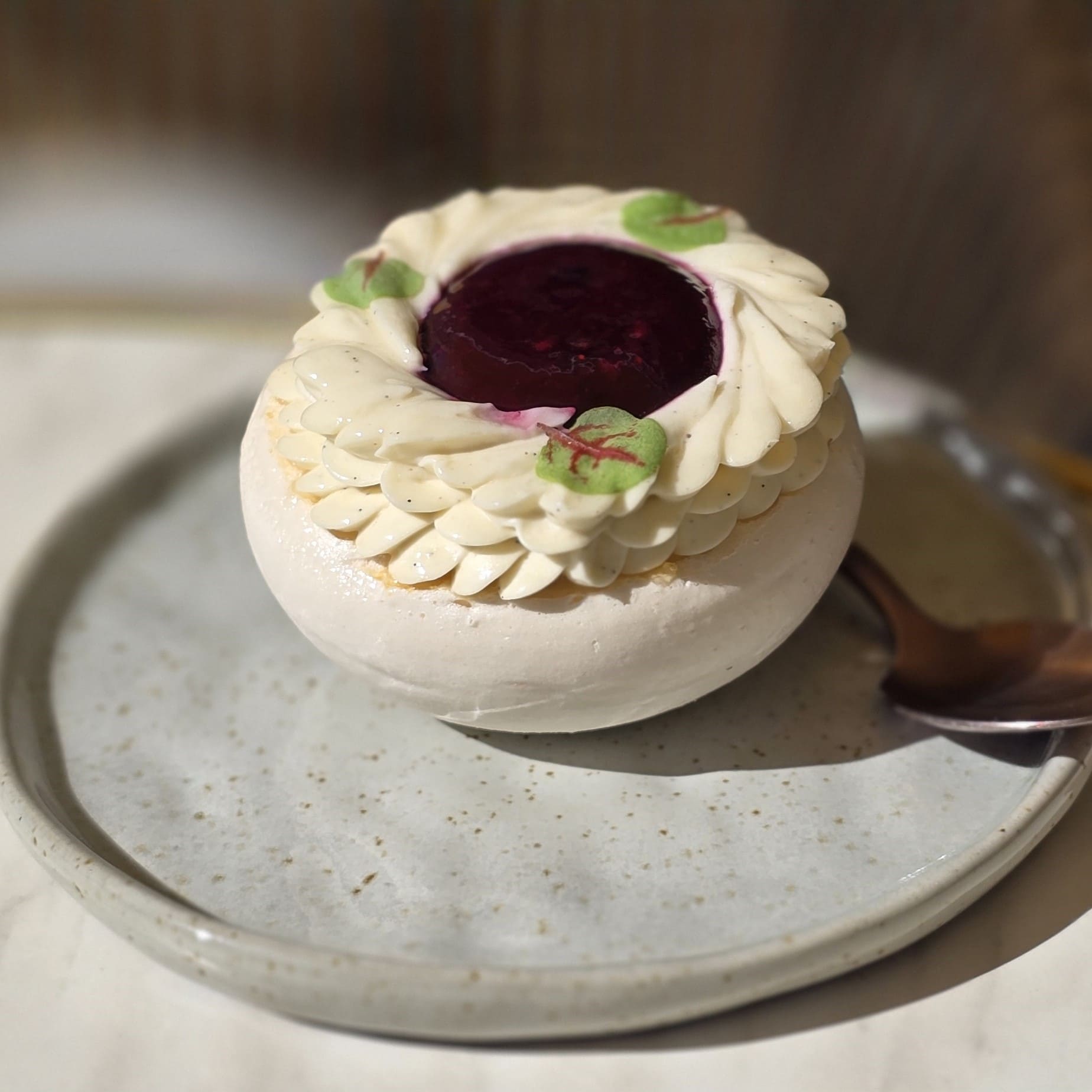 Pavlova fruits noirs